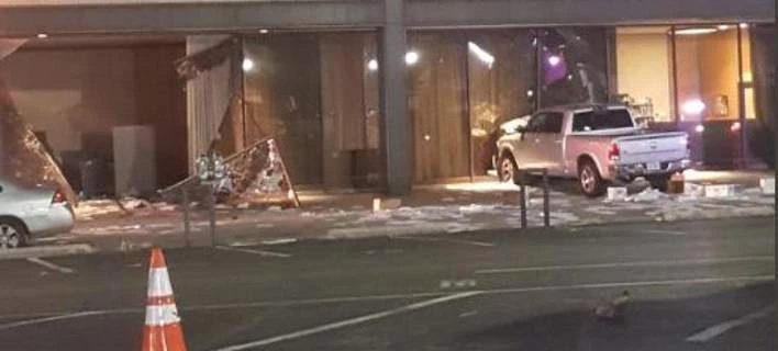 Συναγερμός στο Ντάλας: Φορτηγάκι έπεσε εσκεμμένα στα στούντιο του Fox News (εικόνες, βίντεο)